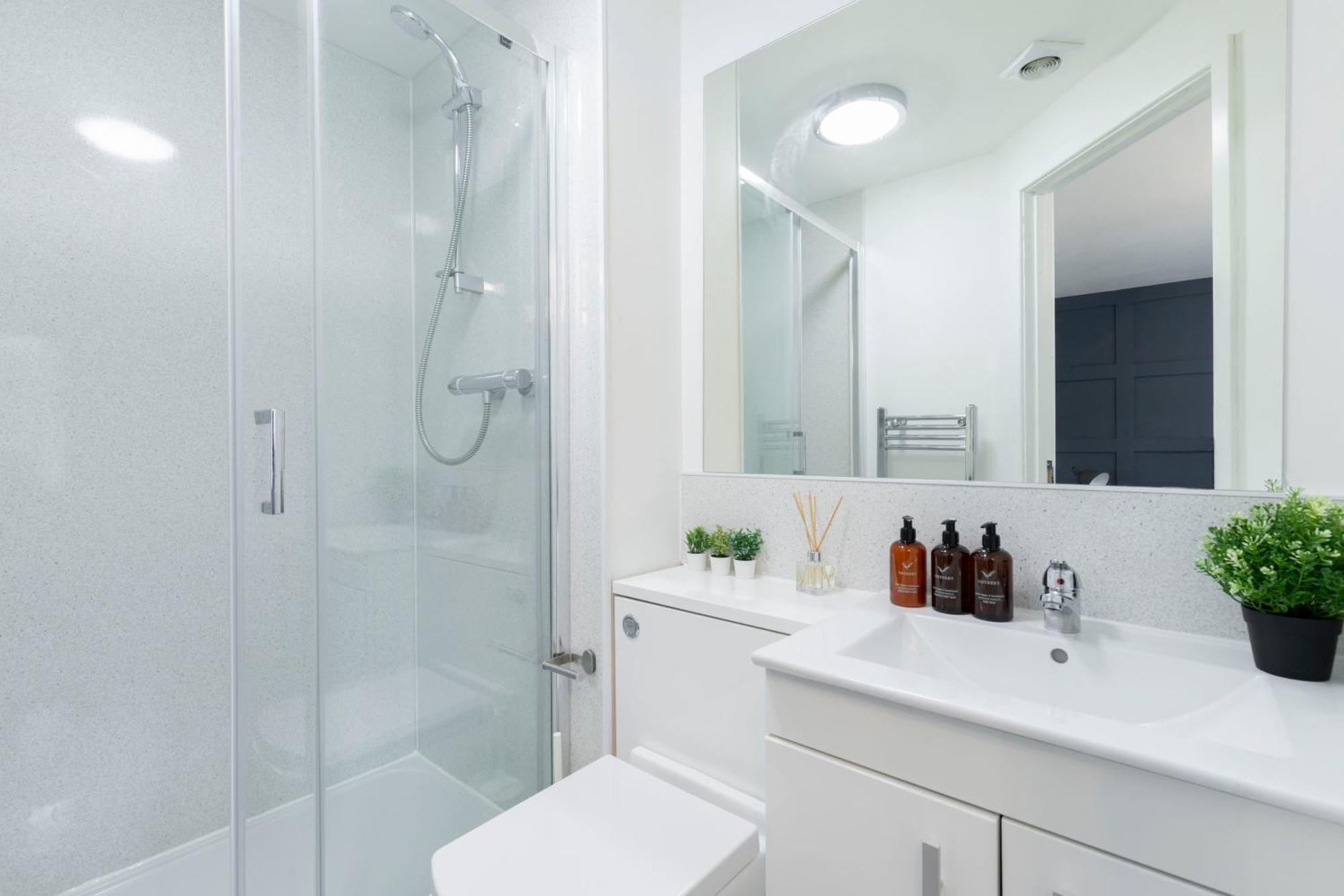 Modern Four Bedroom Four Bathroom Home Cheltenham Ngoại thất bức ảnh
