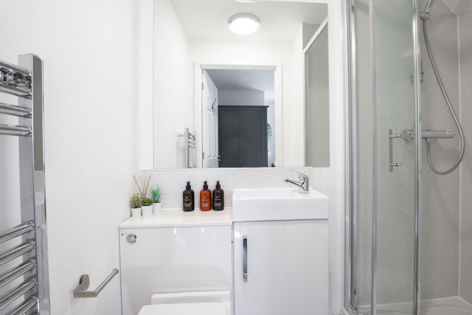 Modern Four Bedroom Four Bathroom Home Cheltenham Ngoại thất bức ảnh