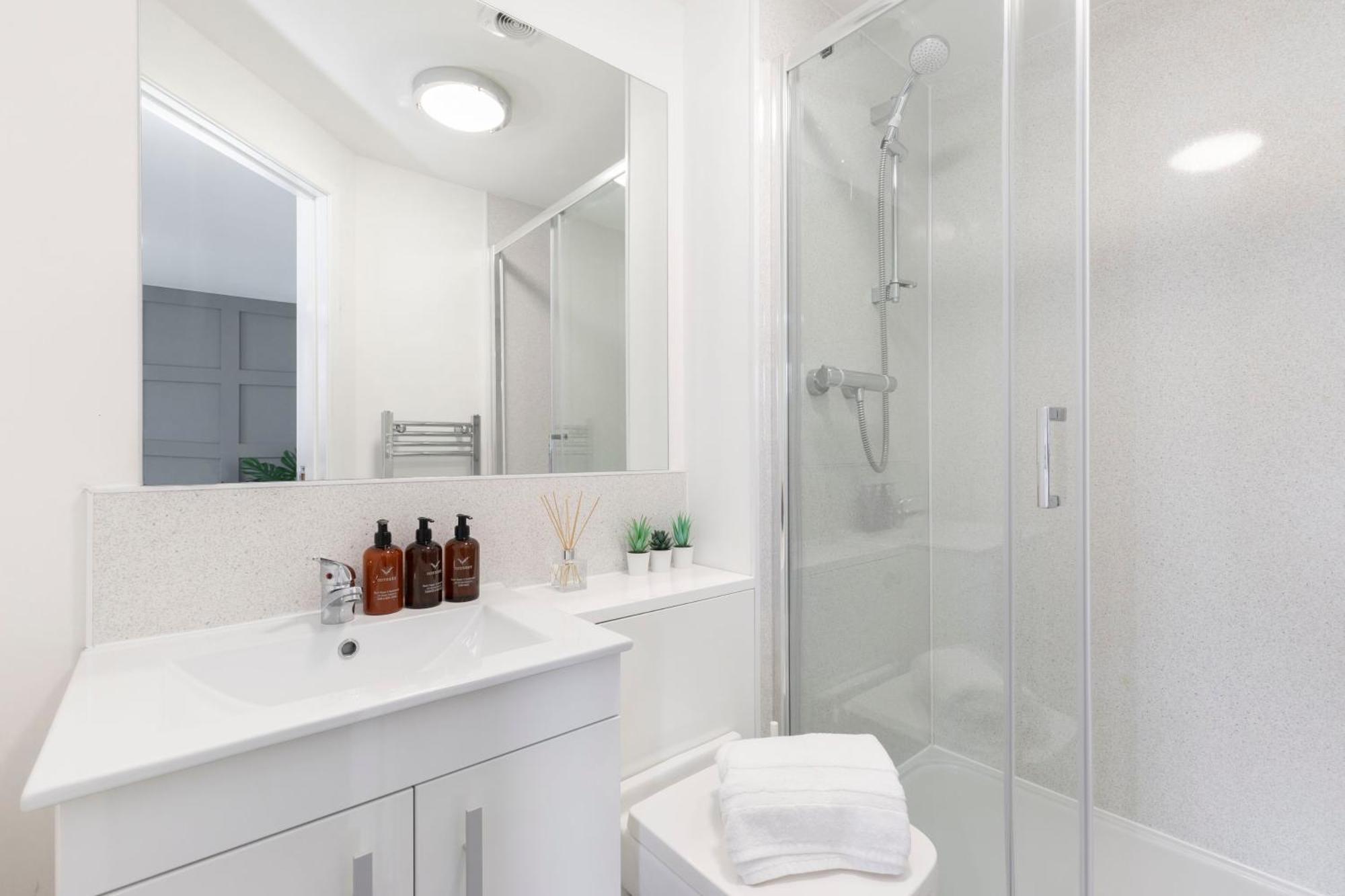 Modern Four Bedroom Four Bathroom Home Cheltenham Ngoại thất bức ảnh